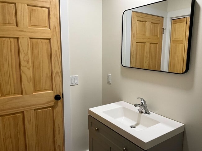 Building Photo - 90 Elm St