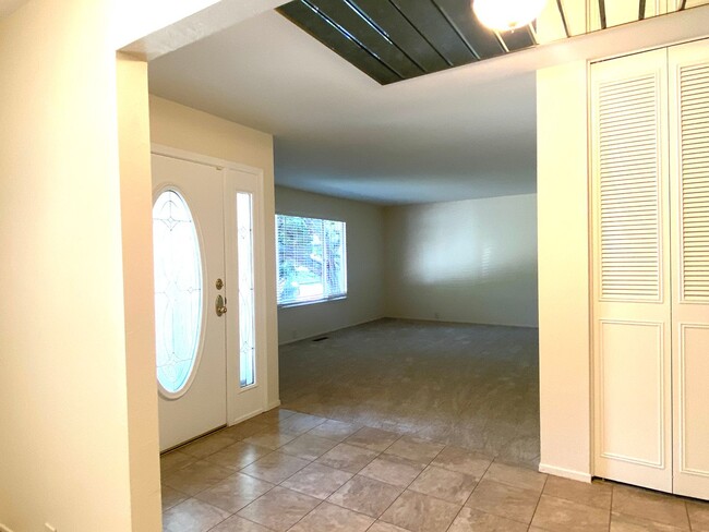 Building Photo - Pleasanton Single Story House 4 bed/2 bath, Downtown next to Amador Valley High! Great Location
