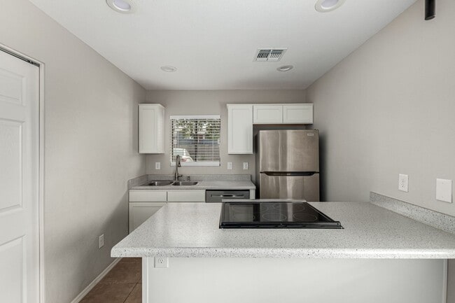 Building Photo - 2 Bedroom 1 Bath Condo in Desirable Chandl...