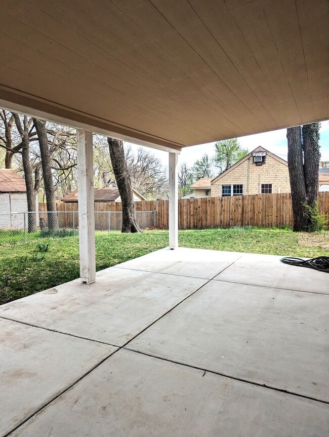 Building Photo - AVAILABLE NOW - $300 OFF 1ST FULL MONTH Modern Remodeled 3BR Home with Bonus Loft & Spacious Livi...