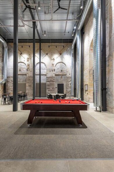 Building Photo - 1009 W Juneau Ave