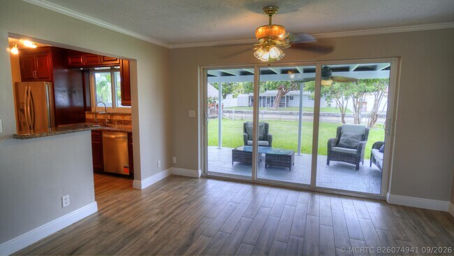 Building Photo - 1128 W River Dr
