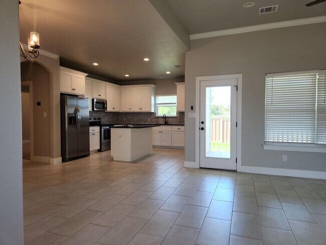 Building Photo - Spacious Home