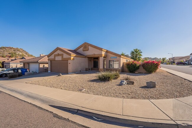 Building Photo - Phoenix Gem: 4 Bedrooms, Pool, and Prime L...