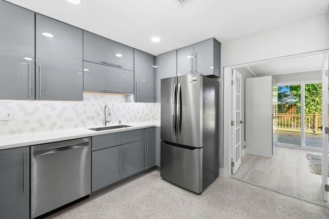 Building Photo - 1004 Stillwater Dr