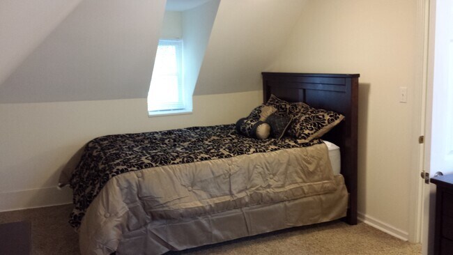 Building Photo - 4 Bedroom House, close to downtown and 3 3 campus's