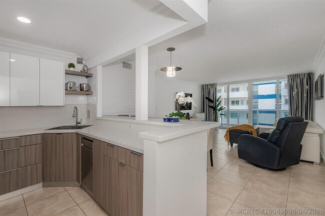Building Photo - 3140 S Ocean Dr