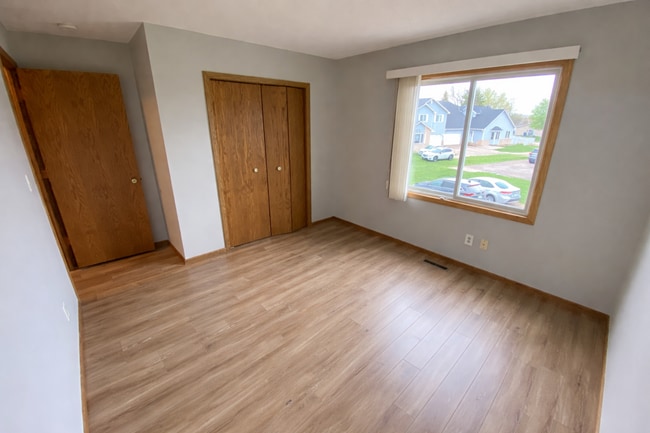 Building Photo - Updated 2br/1ba Townhome in Apple Valley