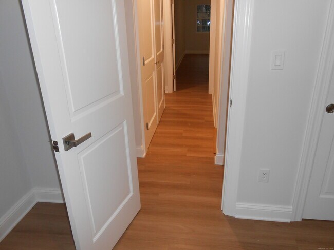 Building Photo - 50 Greenhouse Rd