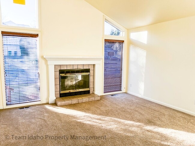 Building Photo - 5 bedrooms, 3 baths, and 3004 sqft Single Family Home