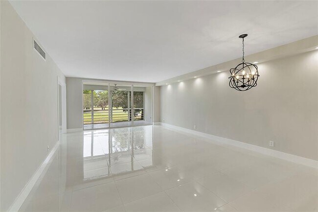 Building Photo - 605 Oaks Dr