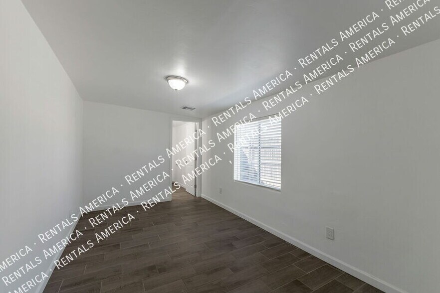 Building Photo - 207 W Ohio St