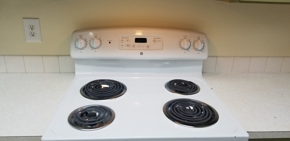 LIKE NEW STOVE - 511 Constitution Ave S