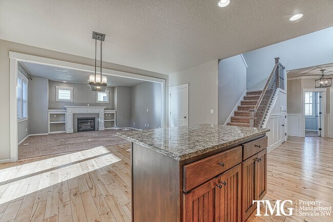 Building Photo - Stylish Beaverton Home with Built-ins, Open Layout & Private Backyard