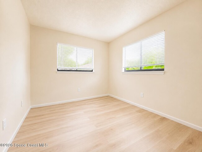 Building Photo - 1070 Lee Ave