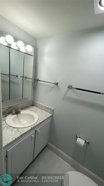 Building Photo - 6443 Bay Club Dr