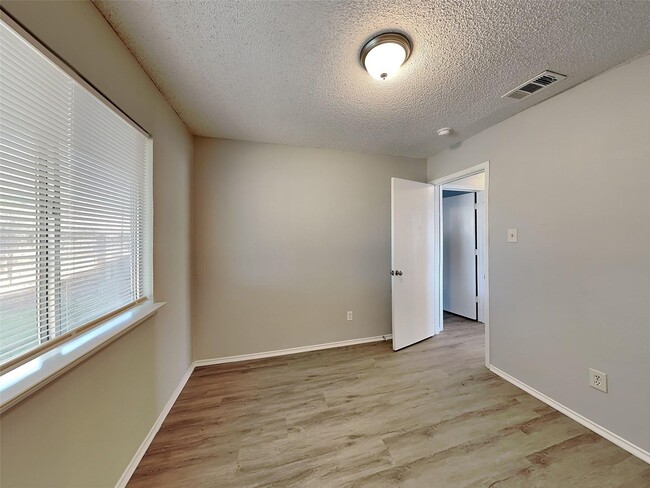 Building Photo - Captivating Single Family Home | 3 BR/2BA | 1-Car Covered Parking | Gated backyard