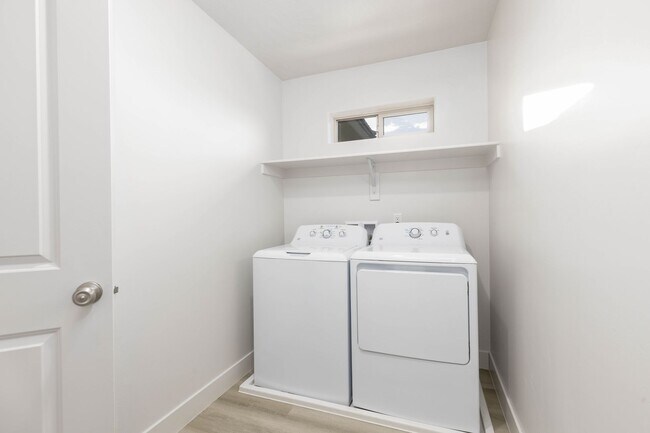 Building Photo - 3 bed / 2.5 bath / 2-car with washer/dryer/fridge 2019 built END UNIT!
