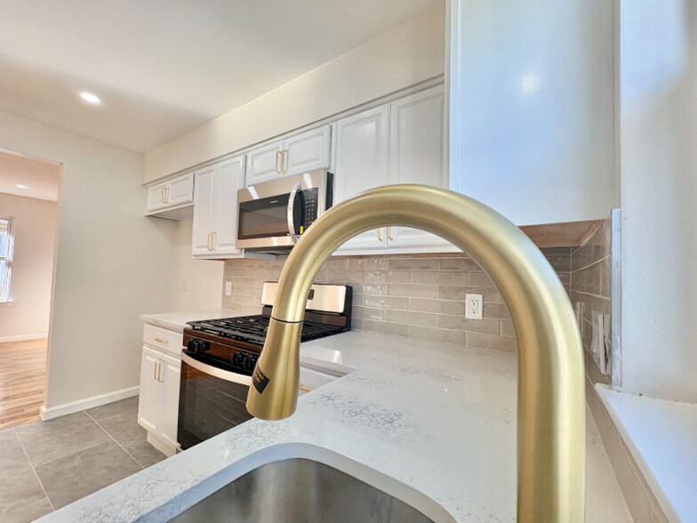 Building Photo - 87 Chadwick Ave