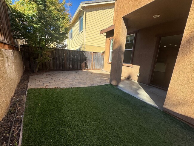 Building Photo - Gorgeous 4 Bedroom Home! Close to Great Schools & Parks