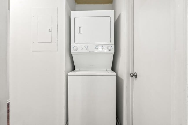 Building Photo - 449 N Donahue Dr