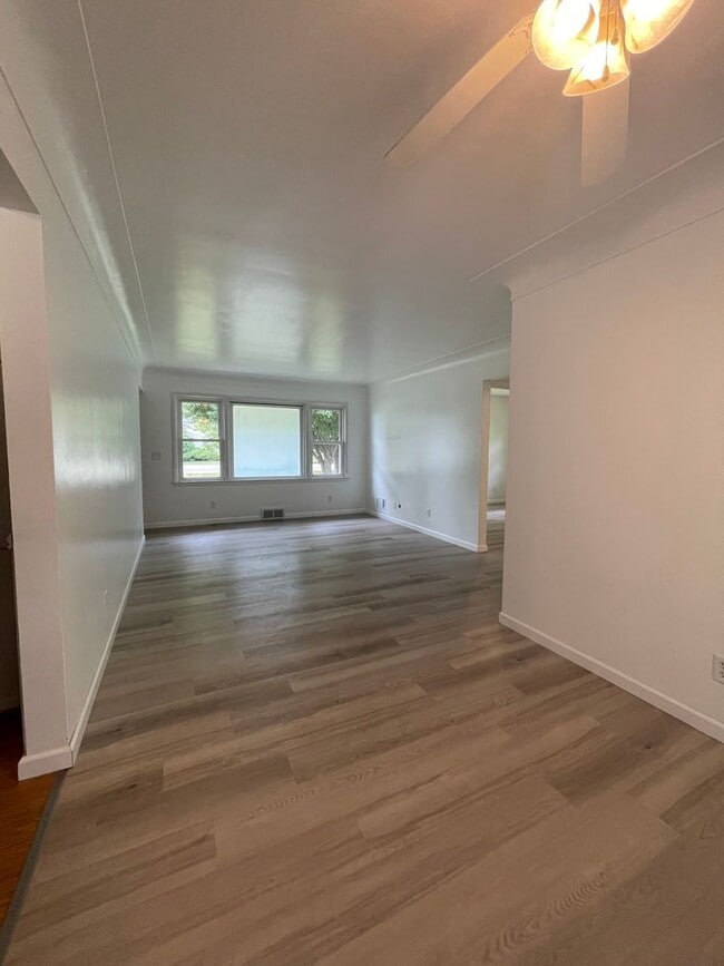 Building Photo - Three Bedroom Home in Richland
