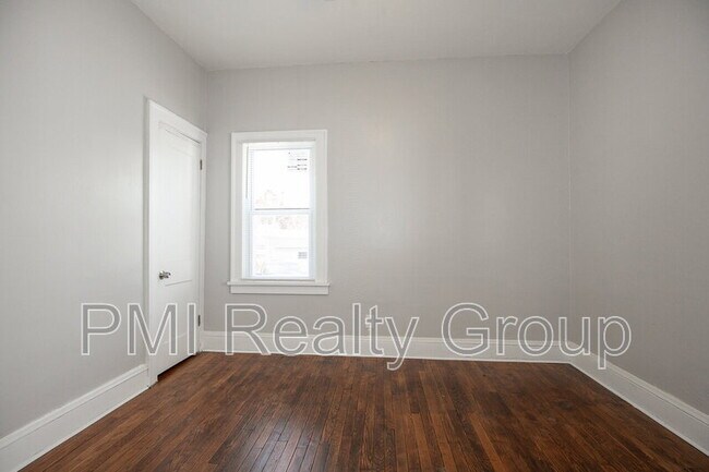 Building Photo - 3600 E 153rd St