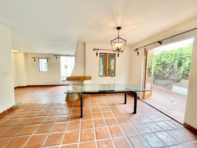 Building Photo - Spanish Style Downtown Townhome