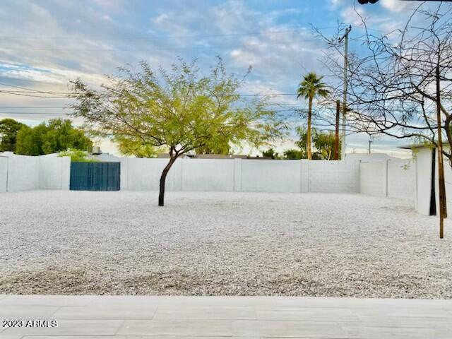 Building Photo - 2020 E Weldon Ave