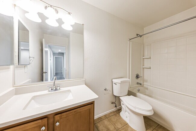 Building Photo - 973 E Doris St