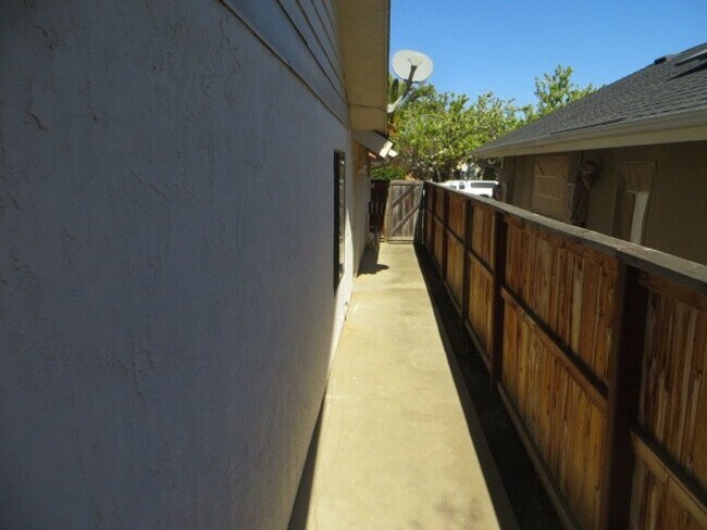 Building Photo - North Fresno Home, 3BR/2BA, Built 1989 - Lots of Amenities!