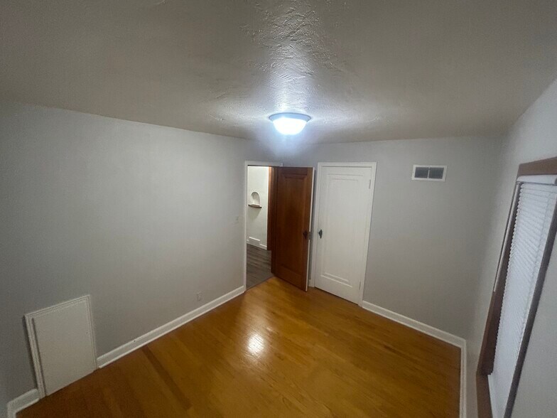 Building Photo - 322 E 2nd St