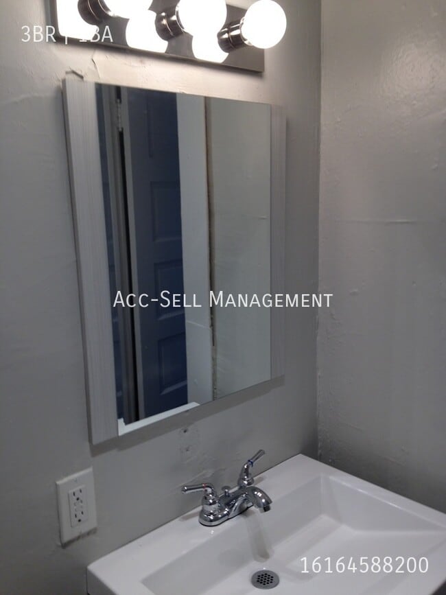 Building Photo - 956 Adams St SE