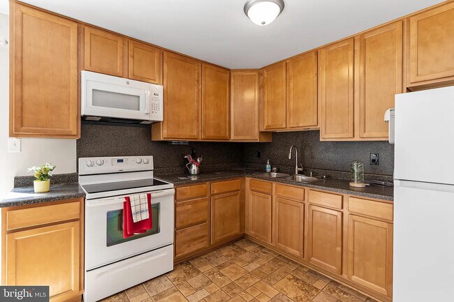 Building Photo - 121 Carnival Dr