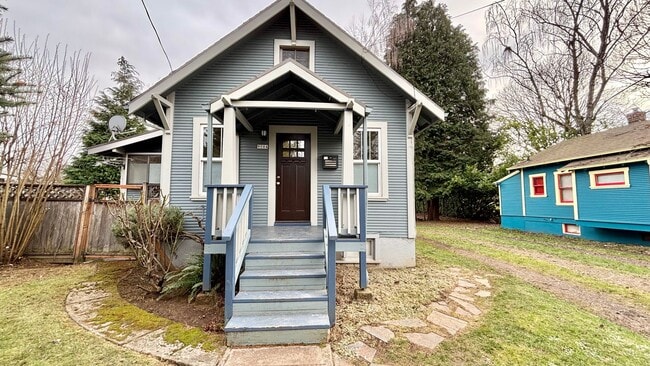 Building Photo - Character-Rich 1912 Home in North Portland – Spacious 2 Bed / 1 Bath