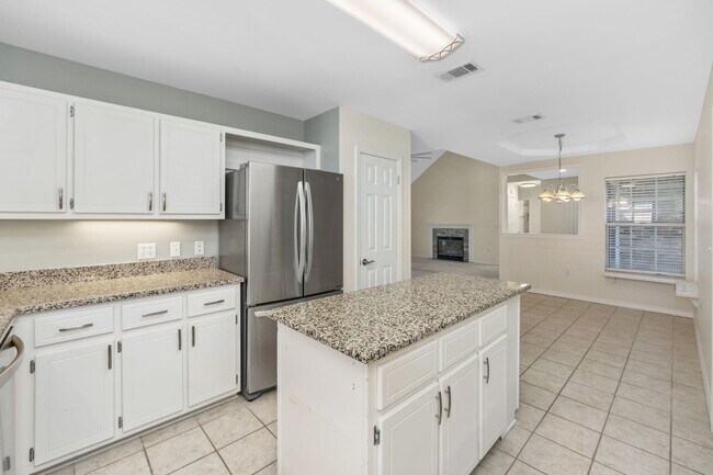 Building Photo - 305 Parkwood Pl