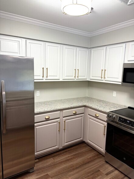 Newly Renovated Kitchen - 100 Sunset Blvd