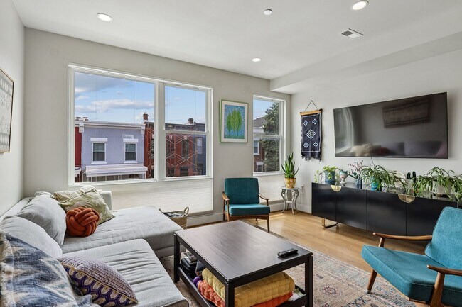 Building Photo - Gorgeous Upper Level 2BR/2.5BTH Condo with Rooftop Deck and Reserved Parking!