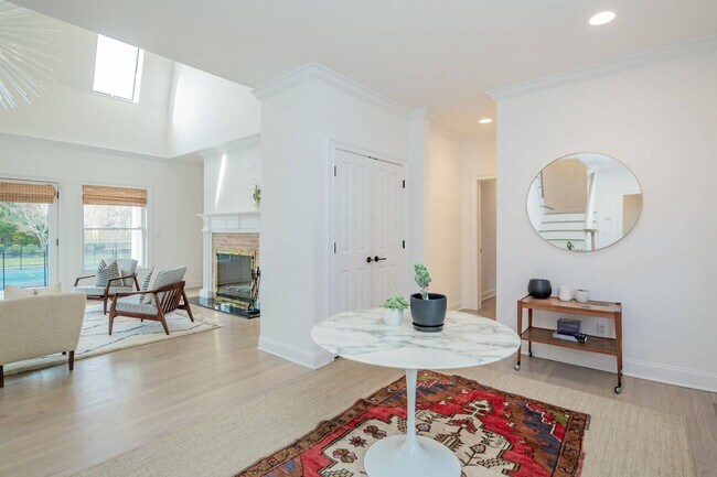 Building Photo - 15 S Hill St