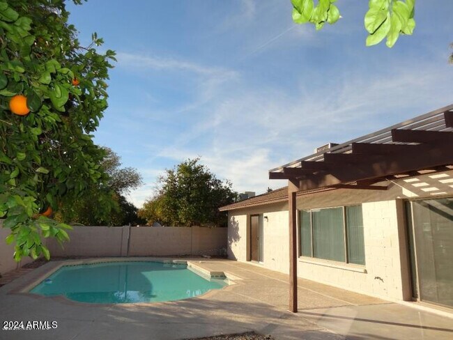 Building Photo - 5807 W Shangri La Rd