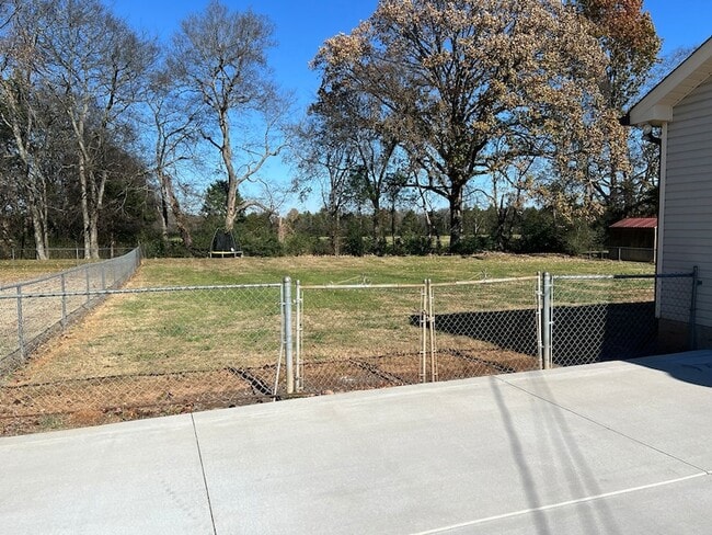 Building Photo - 204 Homewood Dr