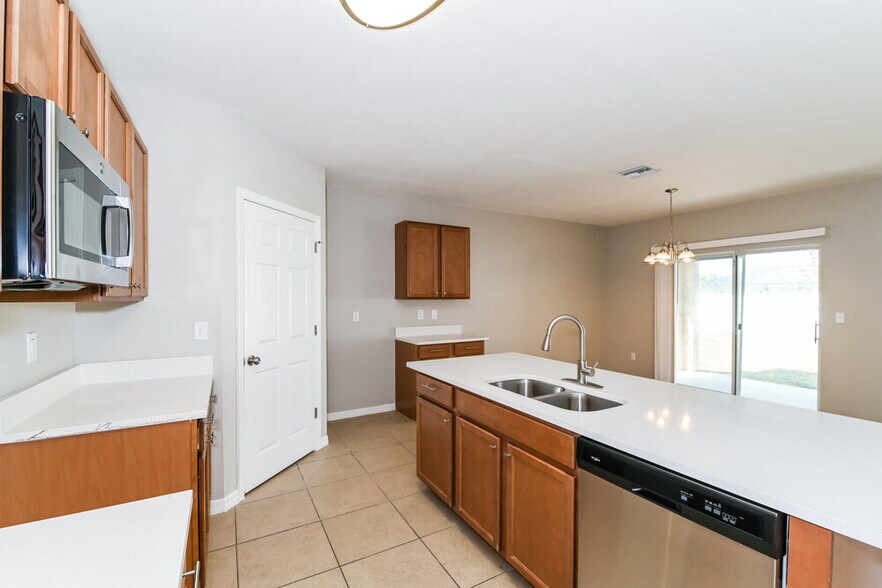 Building Photo - 4406 SW 15th Ave