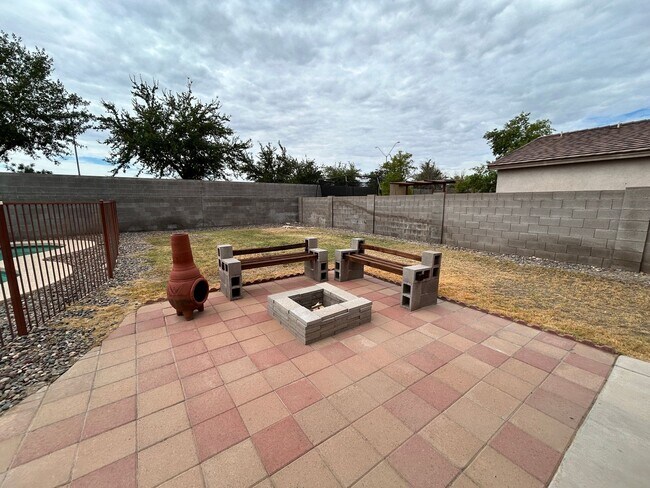 Building Photo - Large 3 Bed / 2 Bath Home with Sparkling P...