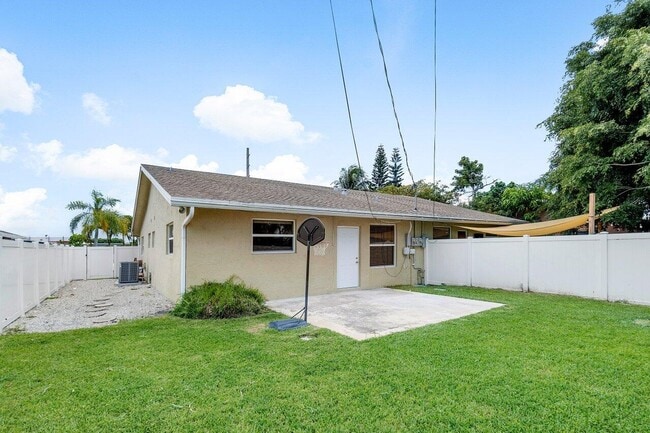 Building Photo - 3048 N Dixie Hwy