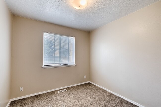 Building Photo - Close to Lake Lowell!
