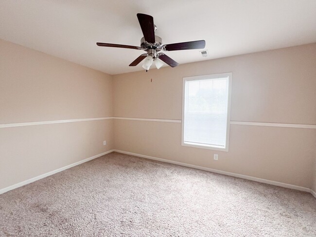 Building Photo - 2 Bedroom 1.5 Bath Townhome
