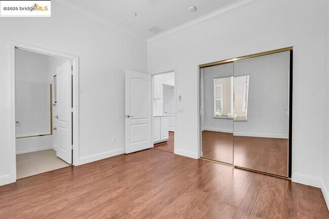 Building Photo - 909 Suntan Ln