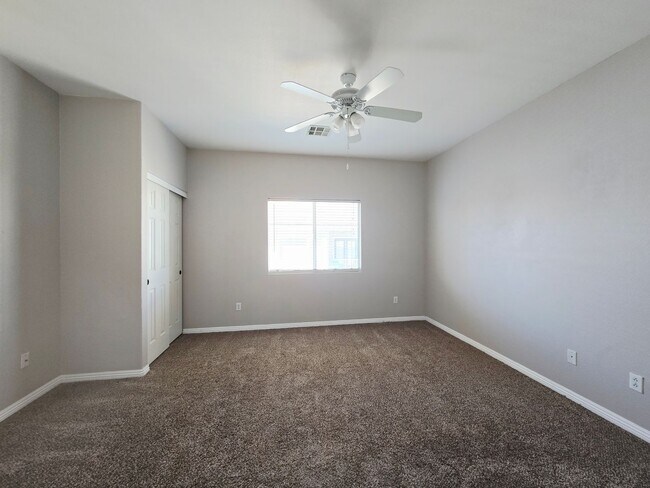 Building Photo - 3 BEDROOM & 2.5 BATH TOWNHOME LOCATED IN GREEN VALLEY  HENDERSON