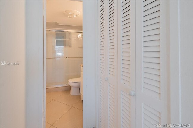 Building Photo - 220 Kings Point Dr