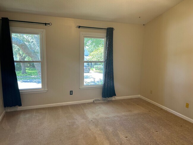 Building Photo - Three Bedroom Home in Bayview Farms - Jame...